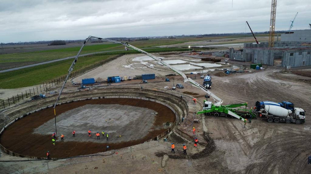 Storten van de betonnen vloer van een tank met een betonpomp